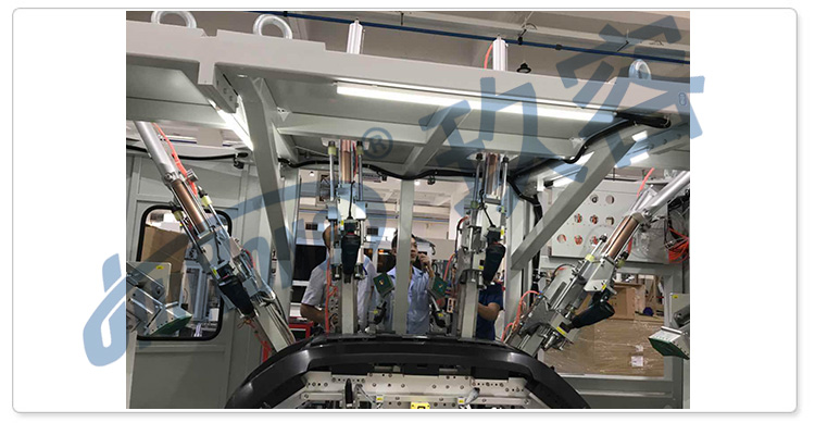 我司劉總在現場講解91视频免费入口缸在汽車倒車雷達衝孔機上的使用注意事項